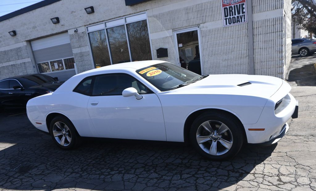 2016 Dodge Challenger Image 8