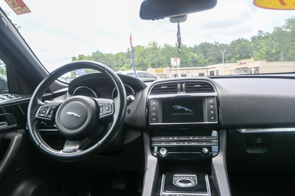 2017 Jaguar F-PACE Image 10