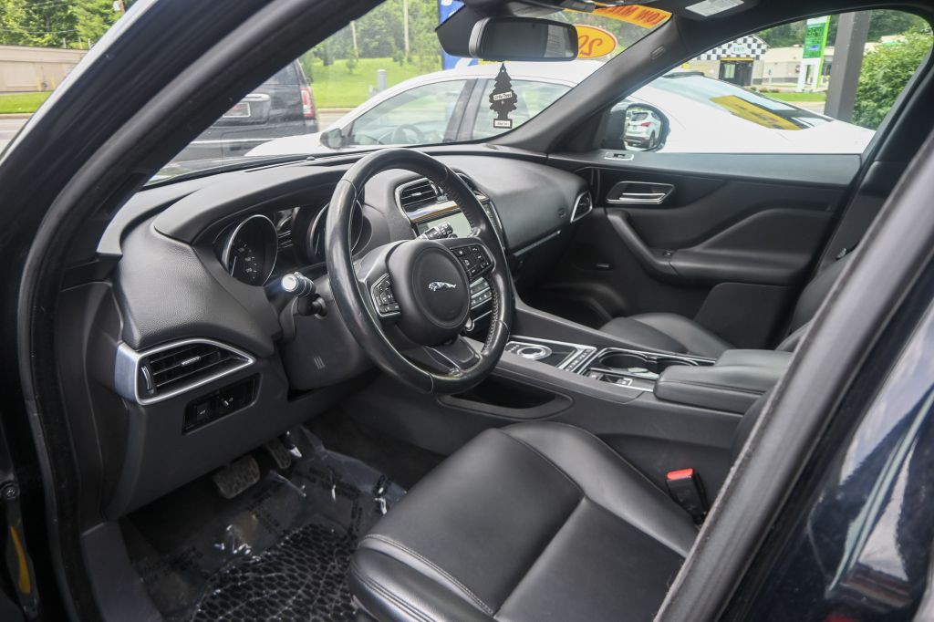 2017 Jaguar F-PACE Image 11