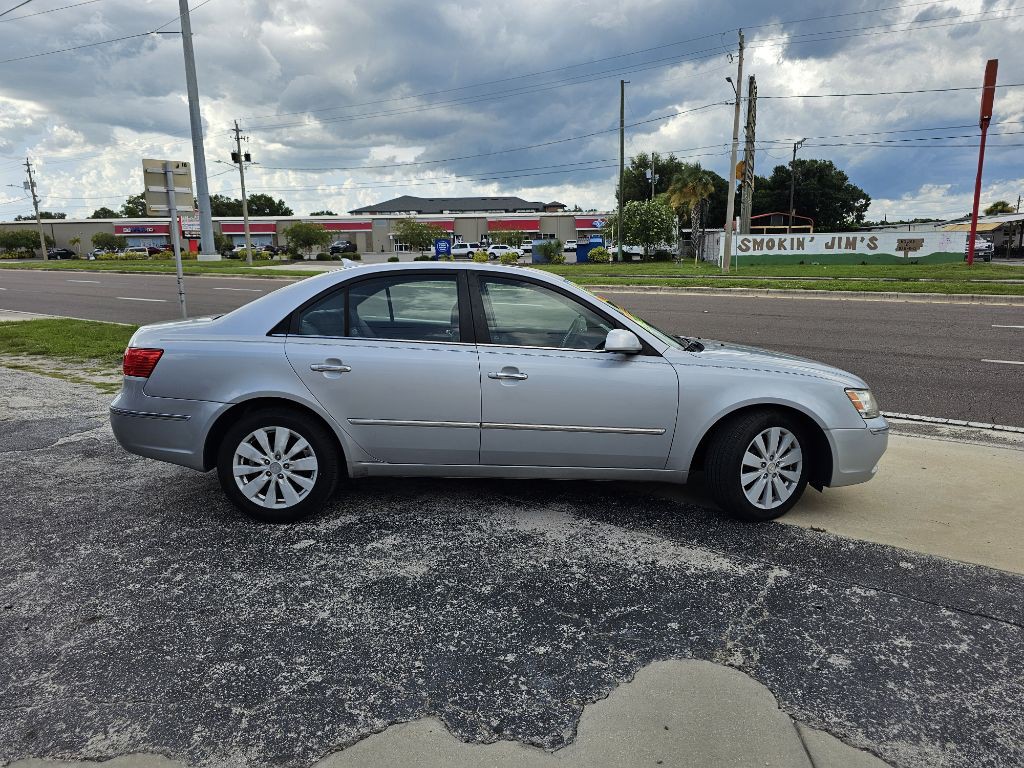 2010 Hyundai Sonata Image 2