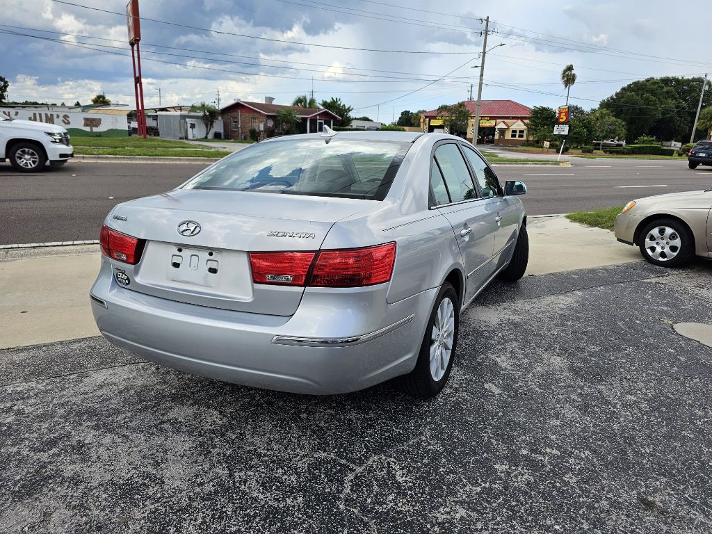 2010 Hyundai Sonata Image 3