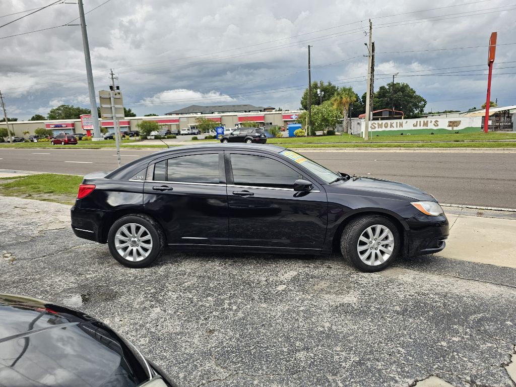 2012 Chrysler 200 Image 2