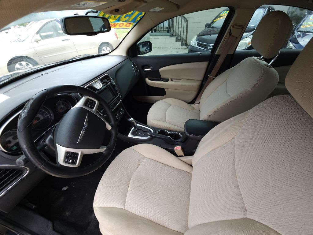 2012 Chrysler 200 Image 7