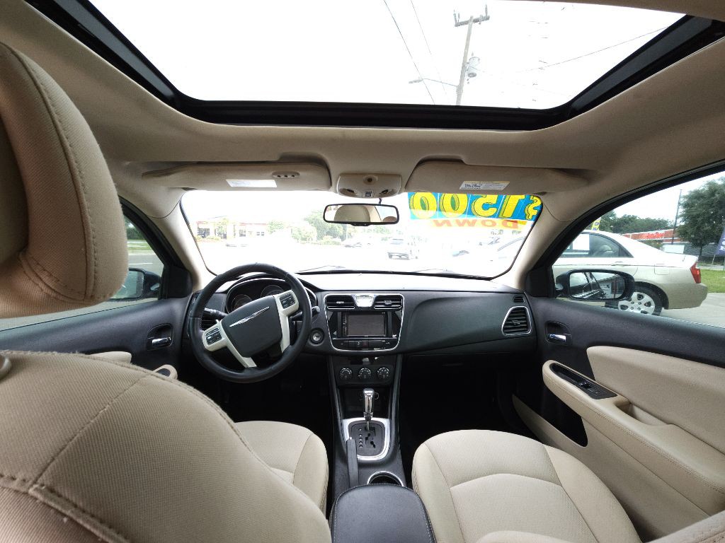 2012 Chrysler 200 Image 9