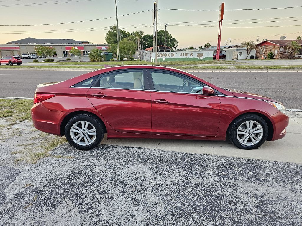 2011 Hyundai Sonata Image 2