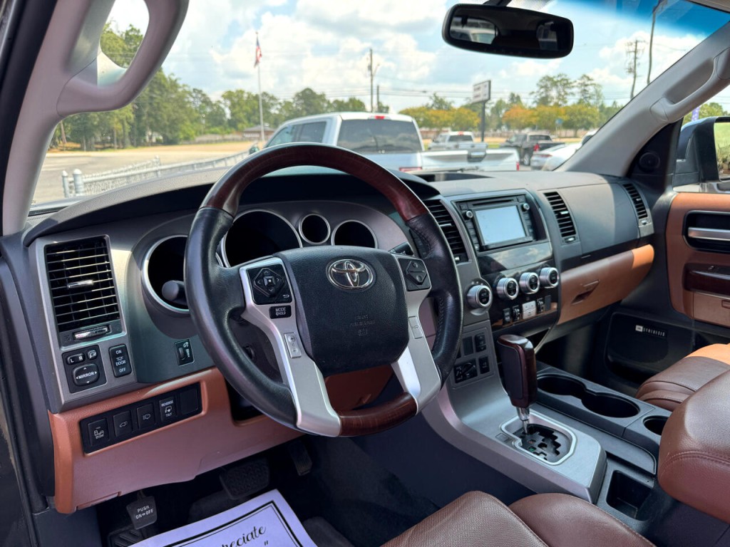 2016 Toyota Sequoia Image 11
