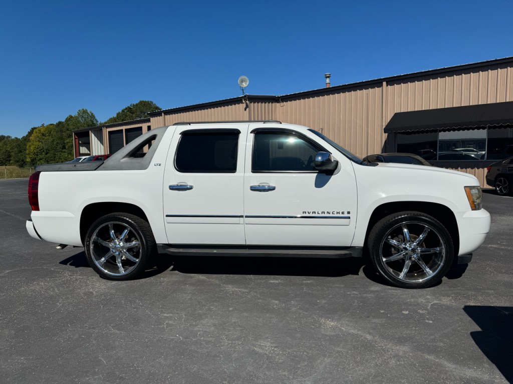 2009 Chevrolet Avalanche Image 1