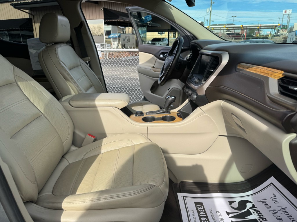 2017 GMC Acadia Image 8