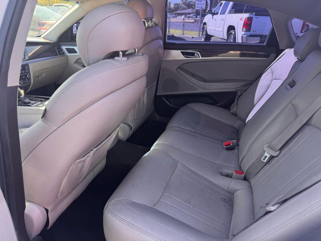 2015 Hyundai Genesis Image 6