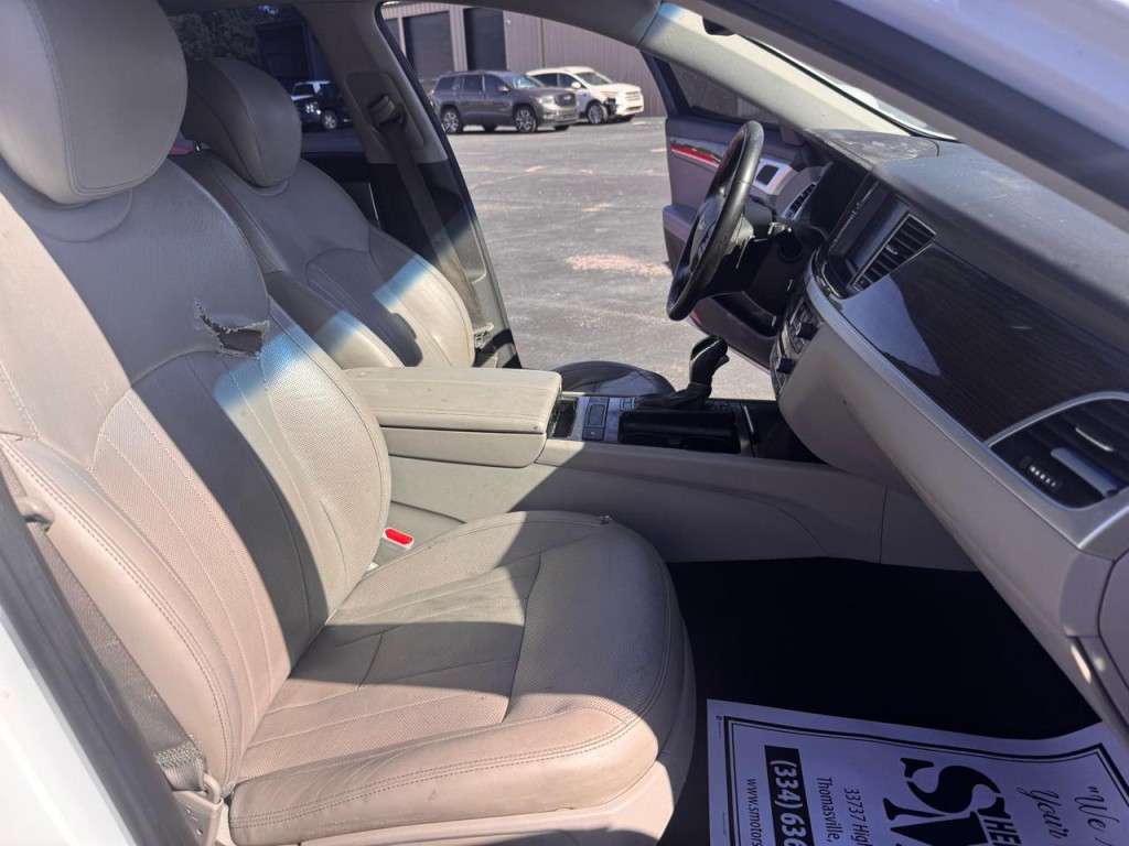 2015 Hyundai Genesis Image 8