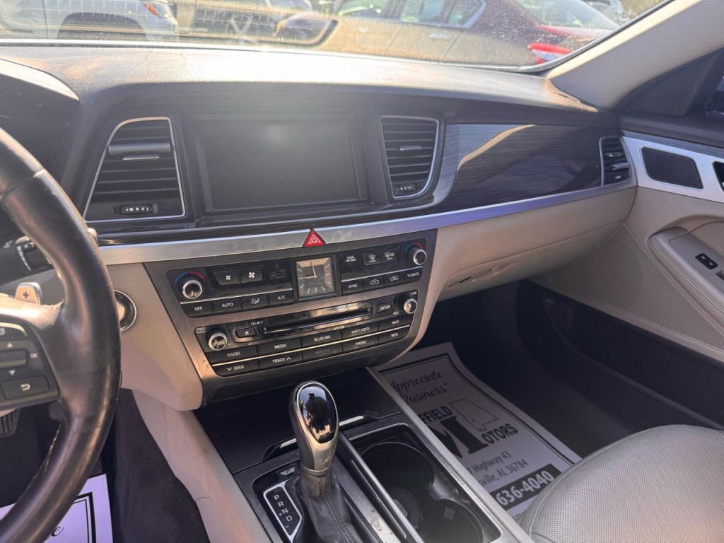2015 Hyundai Genesis Image 9