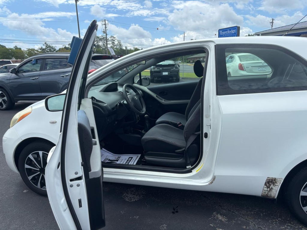 2010 Toyota Yaris Image 5