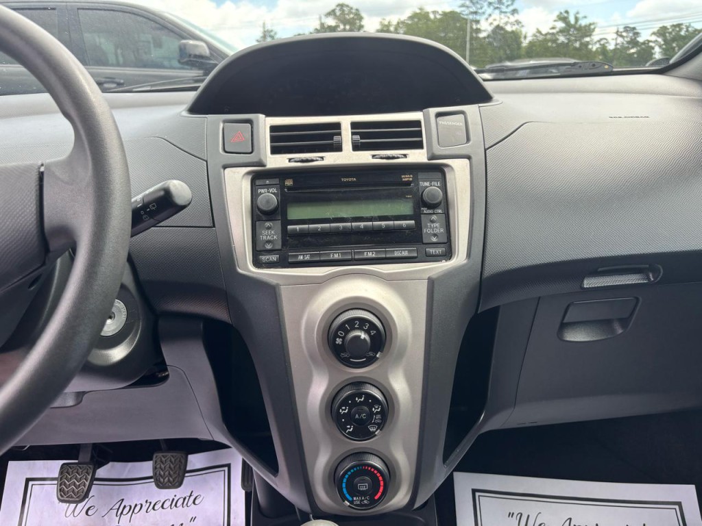 2010 Toyota Yaris Image 7