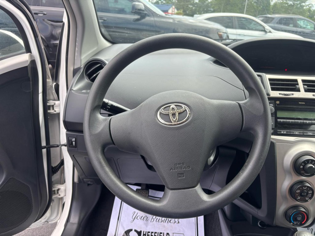 2010 Toyota Yaris Image 8