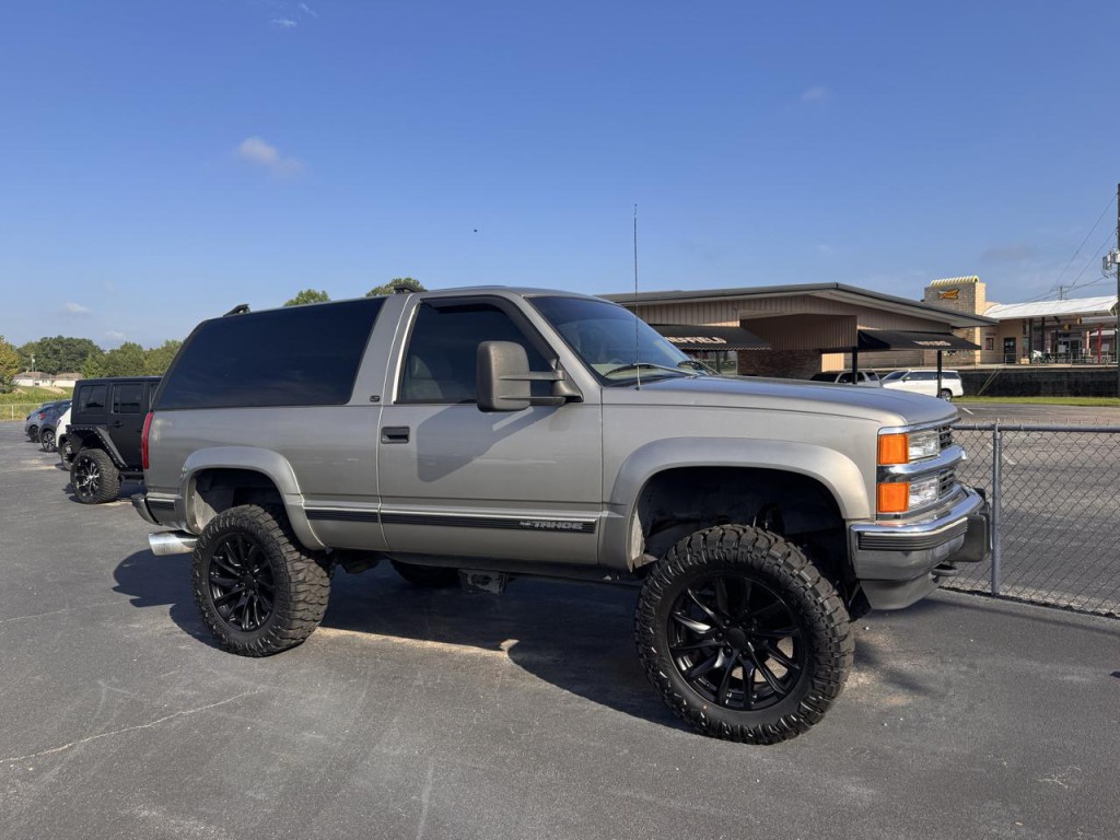 1999 Chevrolet Tahoe Image 1