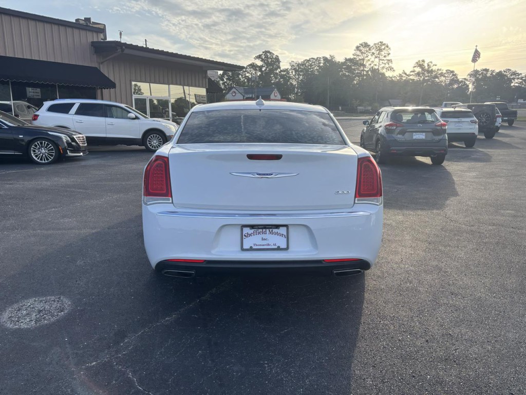 2018 Chrysler 300 Image 2