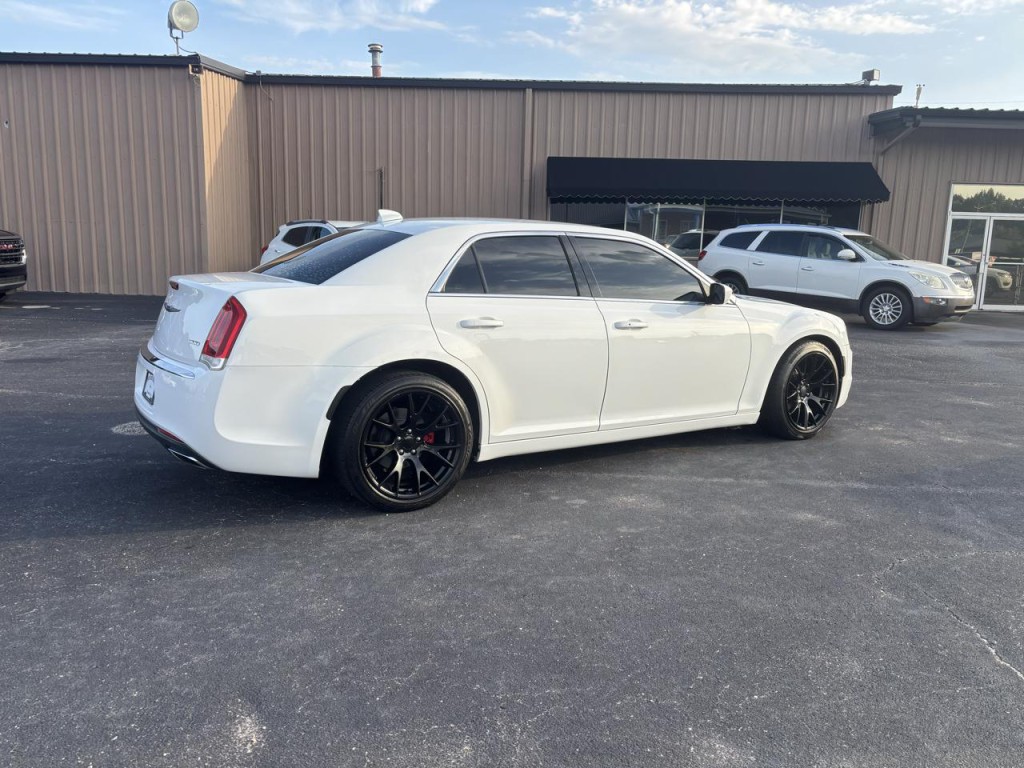2018 Chrysler 300 Image 3