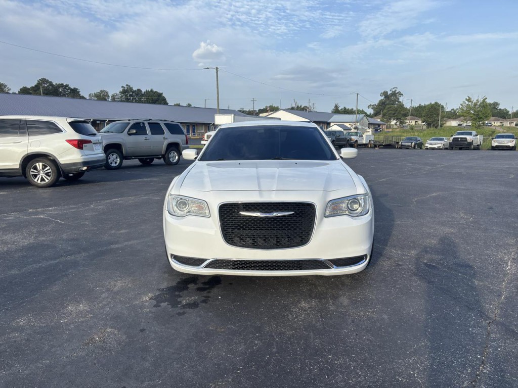 2018 Chrysler 300 Image 4