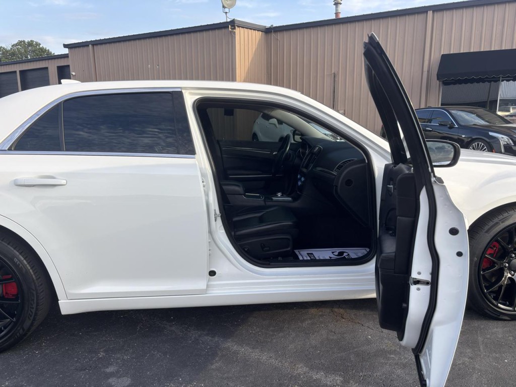 2018 Chrysler 300 Image 8