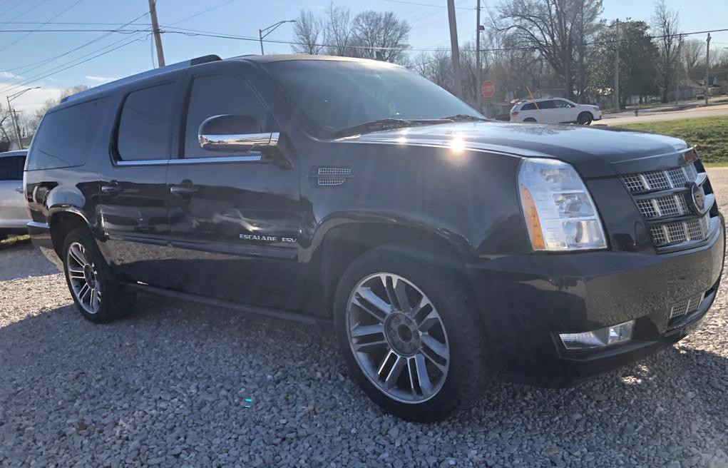2013 Cadillac Escalade Image 2