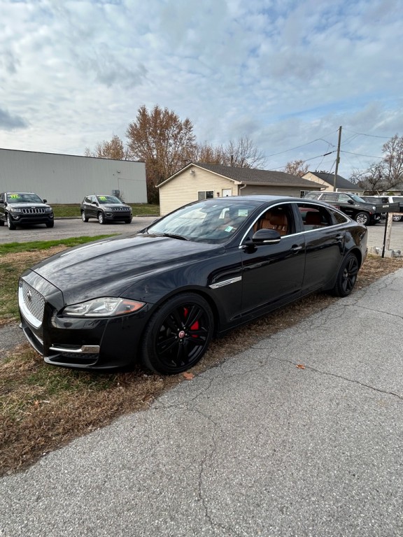 2016 Jaguar XJ Image 2