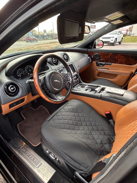 2016 Jaguar XJ Image 9