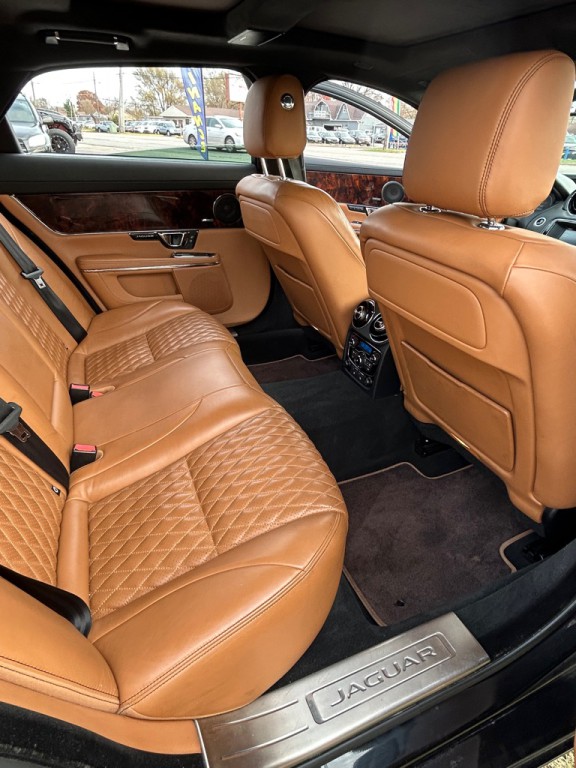 2016 Jaguar XJ Image 12