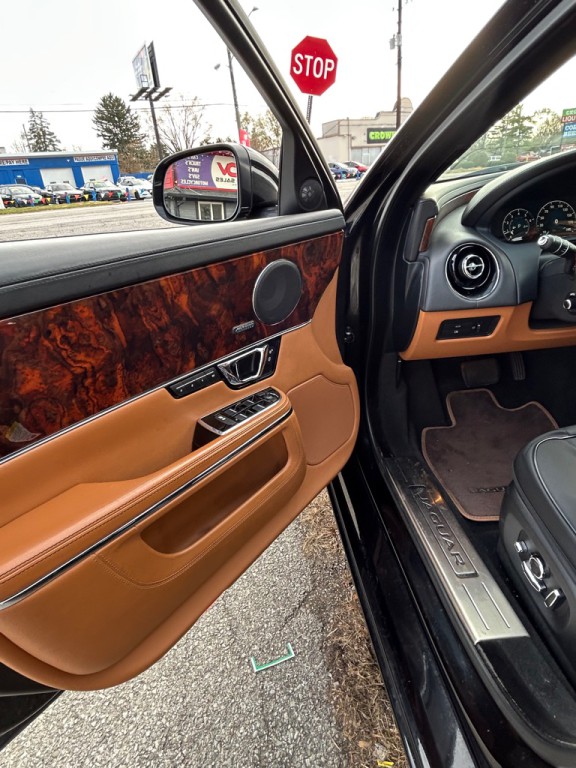 2016 Jaguar XJ Image 13