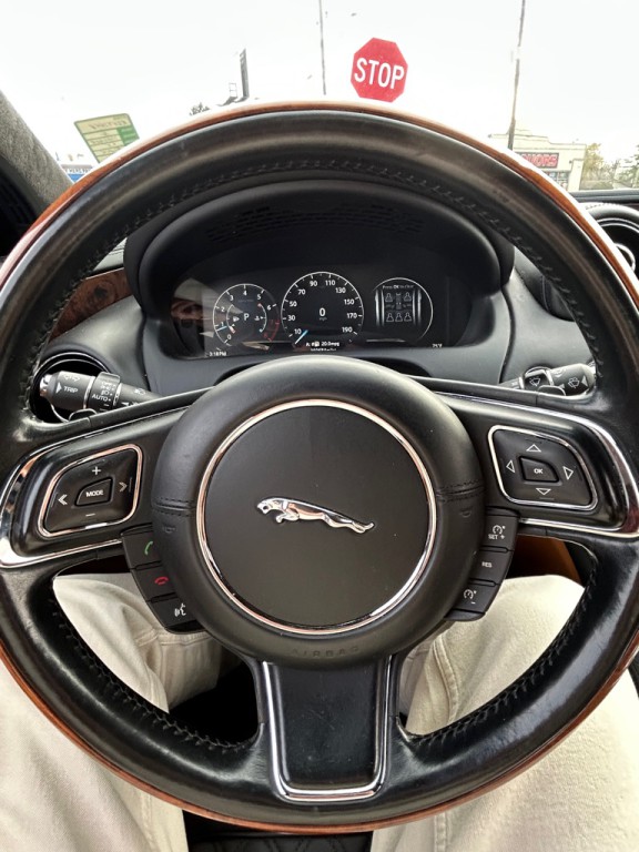 2016 Jaguar XJ Image 14