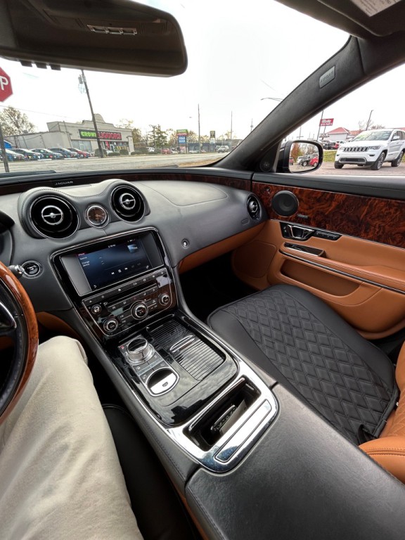 2016 Jaguar XJ Image 16