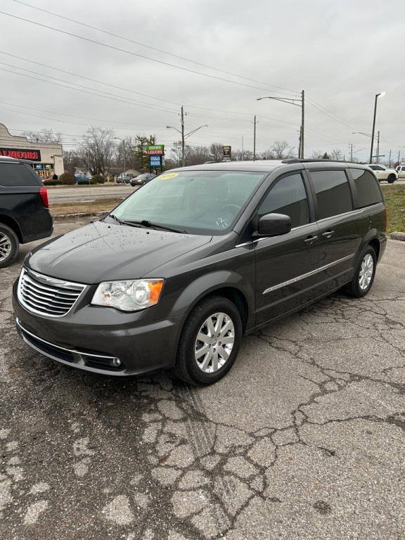 2015 Chrysler Town & Country Image 2