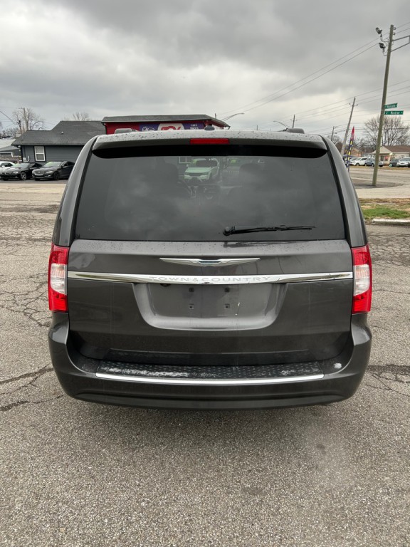 2015 Chrysler Town & Country Image 5