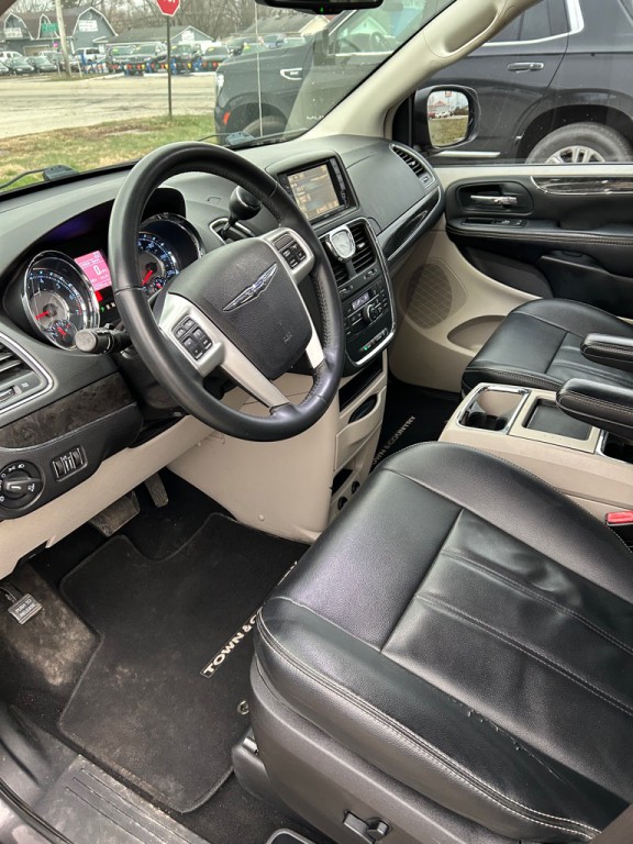 2015 Chrysler Town & Country Image 9