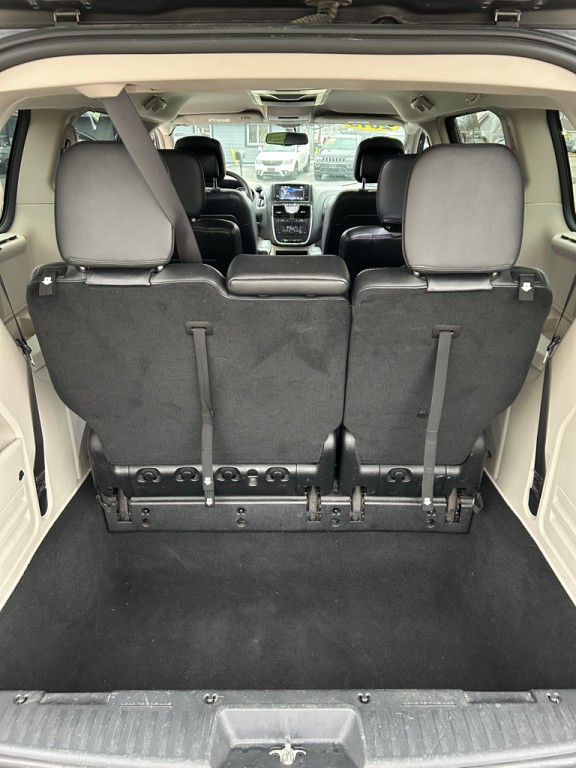 2015 Chrysler Town & Country Image 13