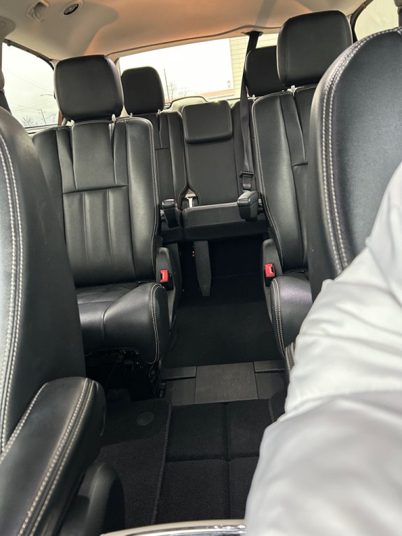 2015 Chrysler Town & Country Image 16