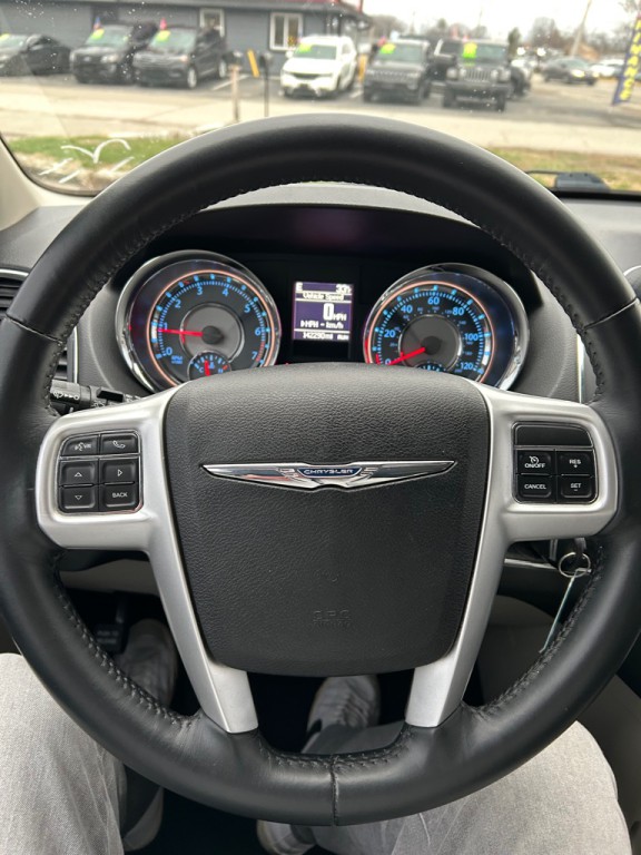 2015 Chrysler Town & Country Image 17