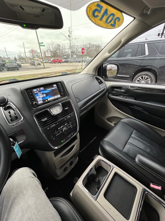 2015 Chrysler Town & Country Image 19