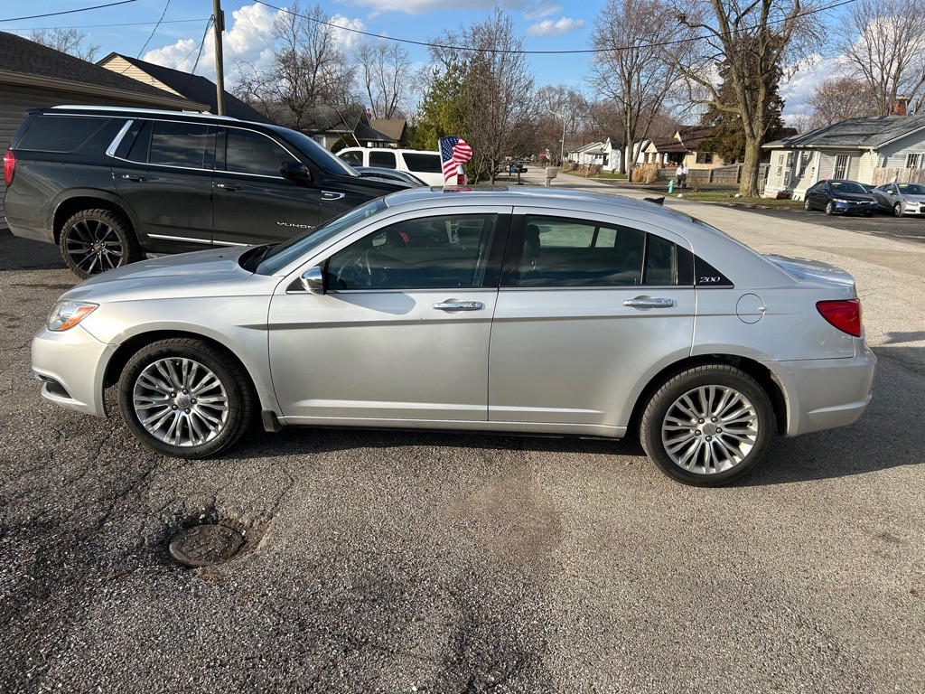 2012 Chrysler 200 Image 4