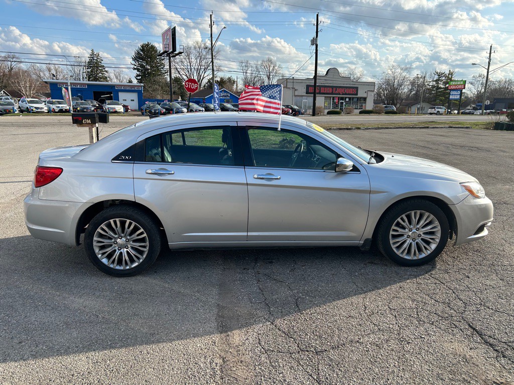 2012 Chrysler 200 Image 8