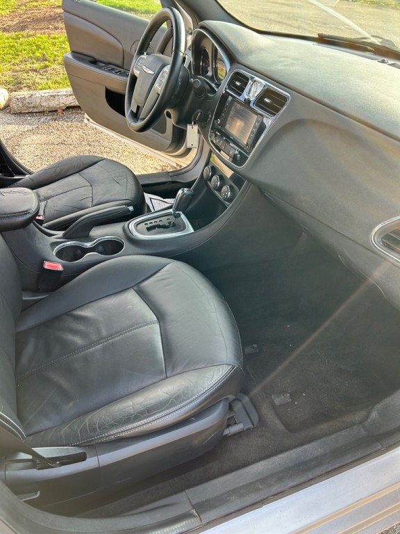2012 Chrysler 200 Image 12
