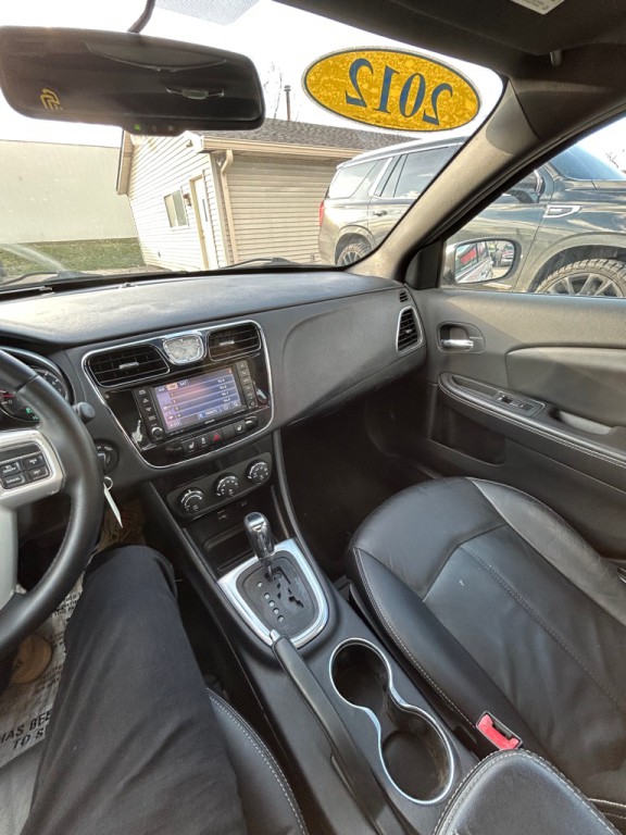 2012 Chrysler 200 Image 18