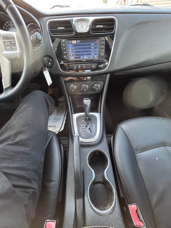 2012 Chrysler 200 Image 19