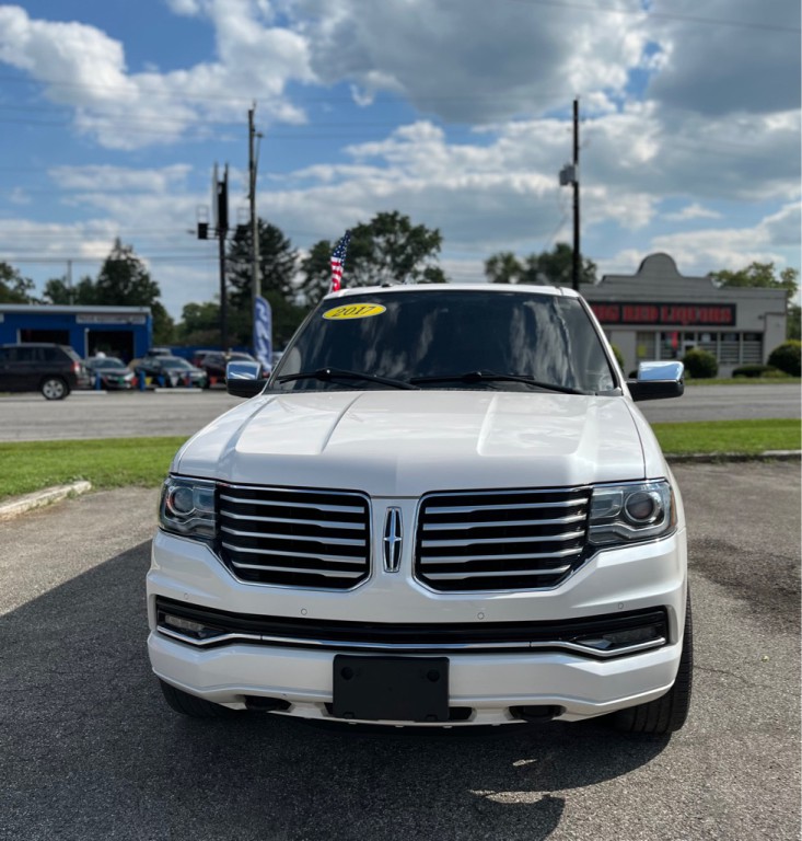 2017 Lincoln Navigator Image 2