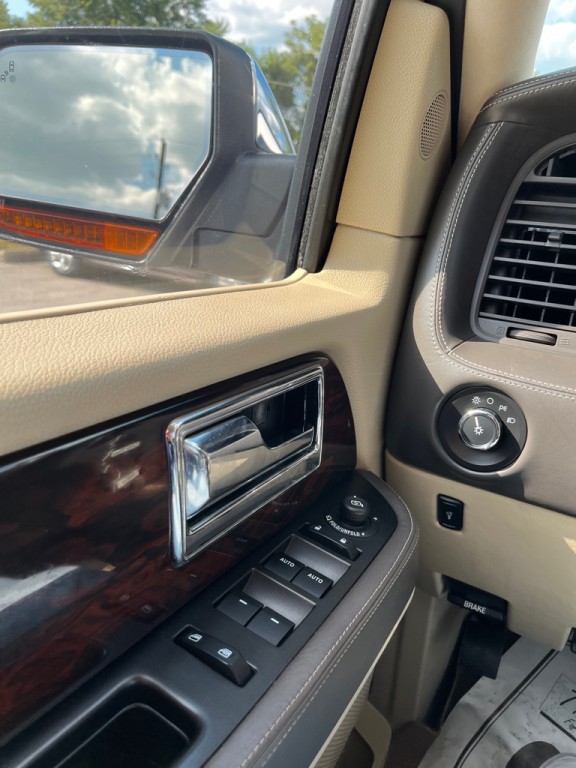 2017 Lincoln Navigator Image 14