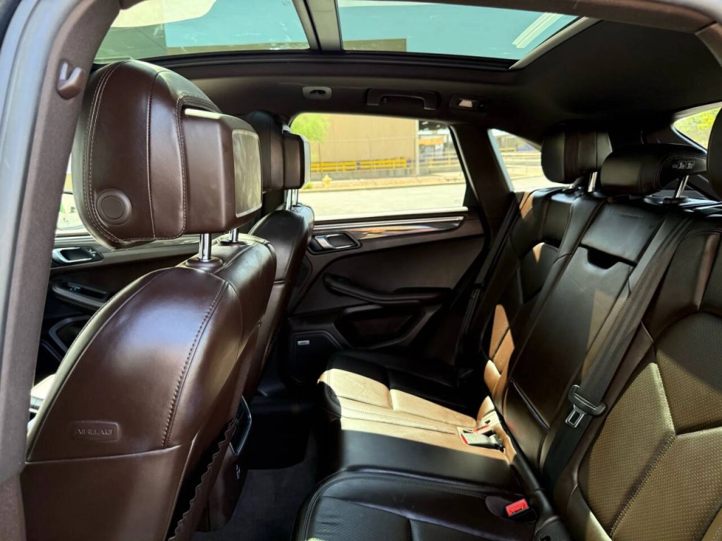 2021 Porsche Macan Image 13