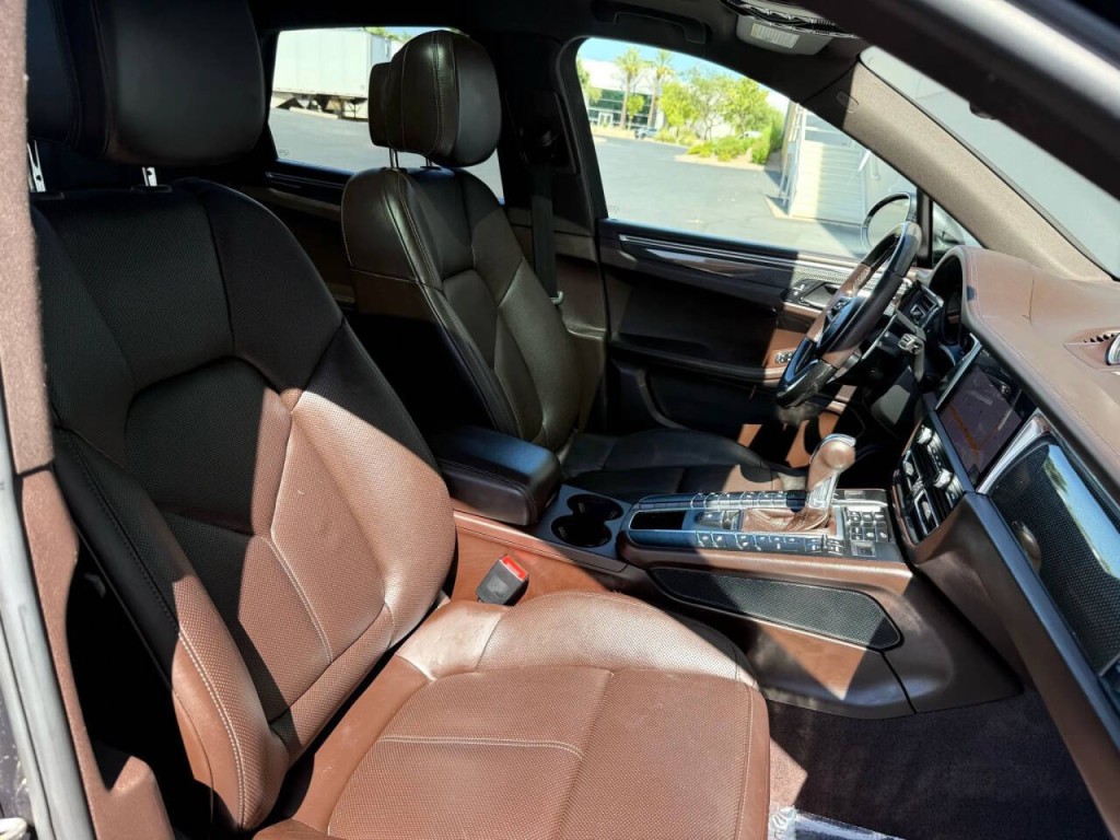 2021 Porsche Macan Image 17