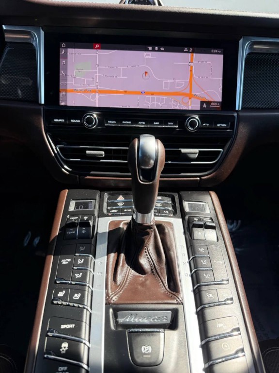 2021 Porsche Macan Image 20