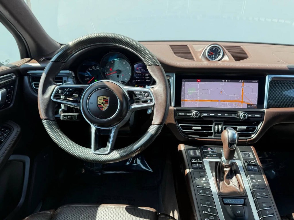 2021 Porsche Macan Image 24