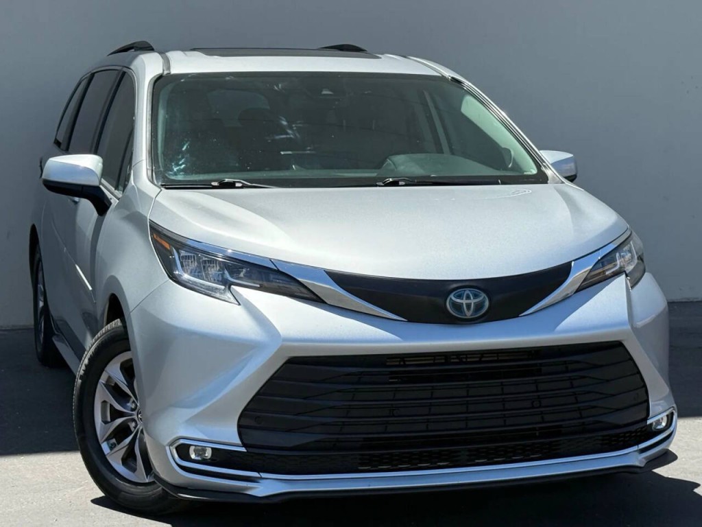 2021 Toyota Sienna Image 1