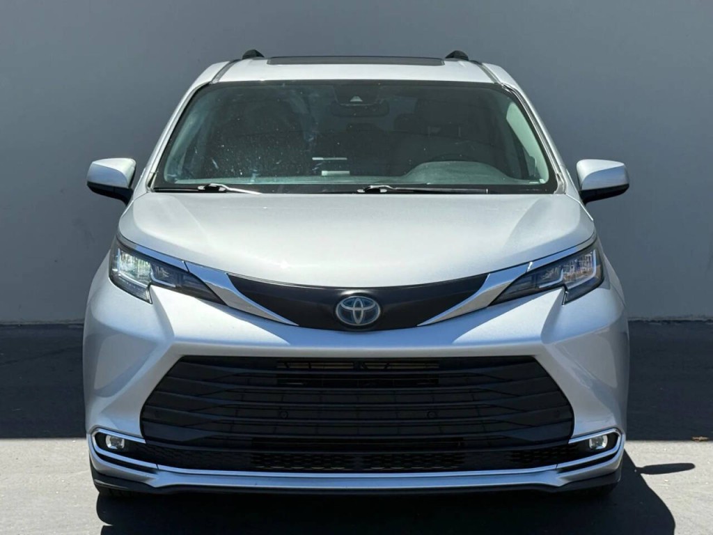 2021 Toyota Sienna Image 2